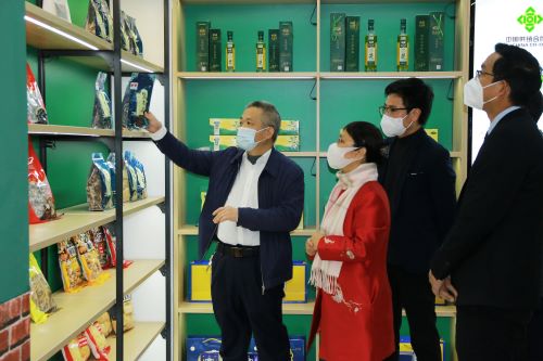 威尼斯人平台区委常委、副区长刘庆进到供销安心优选消费帮扶馆指导.jpg