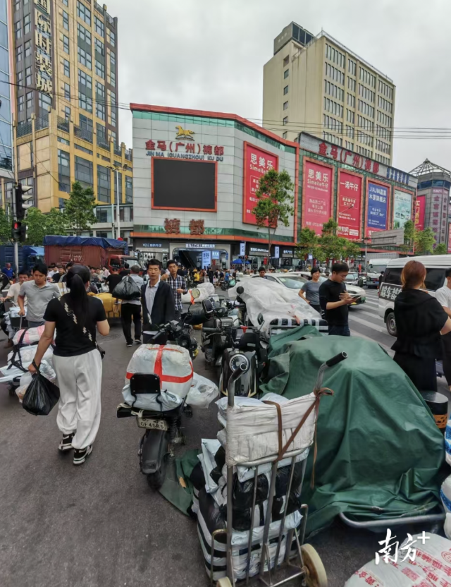 此前，沙河广场路口水马移位导致人车混行。（拍摄：黄小珍）