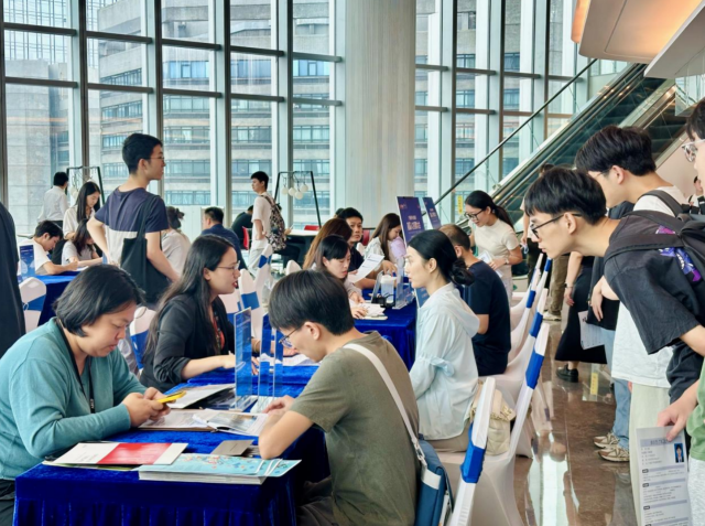 威尼斯人平台区林和街广州环贸中心楼事会链接楼宇企业，举办招聘会。