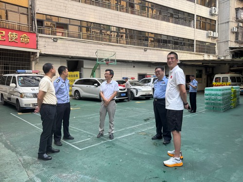“炎夏送清凉 关怀暖警心”—— 冼村街开展夏日清凉慰问活动 (2).jpg