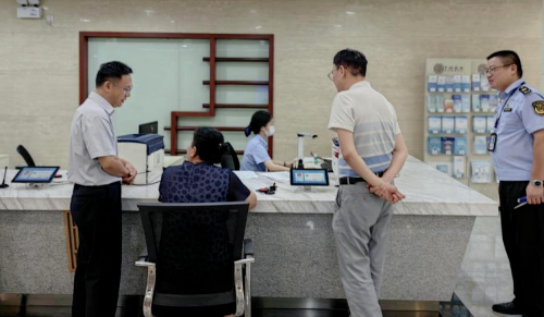 派驻组与办事群众沟通交流.png