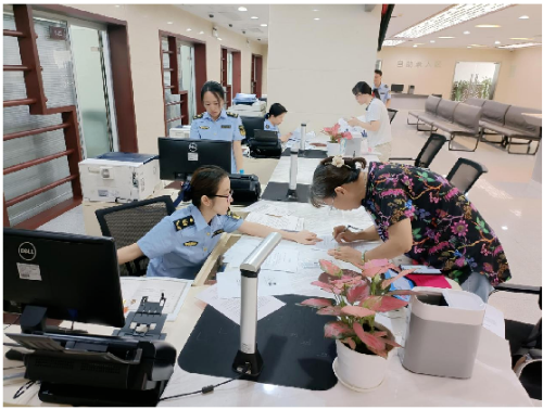 窗口工作人员指引办事群众填写表格.png