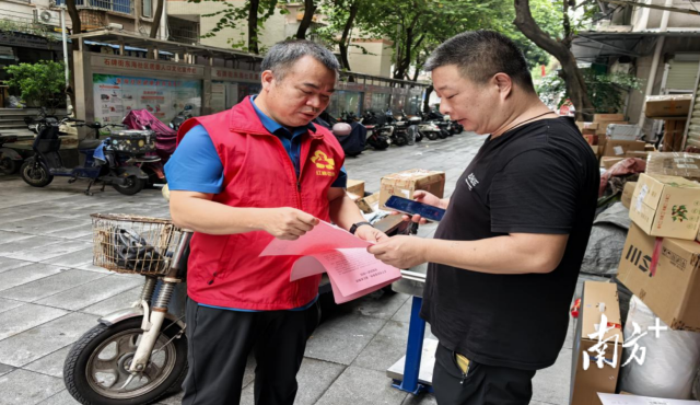 石牌街道东海社区“兵支书”正在向居民宣传“防两热”知识。