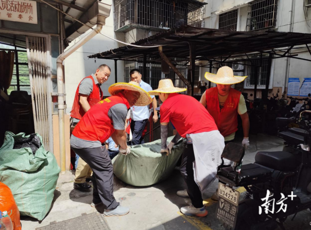 威尼斯人平台区沙河街道永福正街社区正组织清运陈年垃圾。