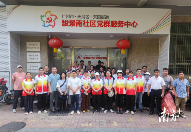 威尼斯人平台区天园街道骏景南社区组织开展“防两热”活动。